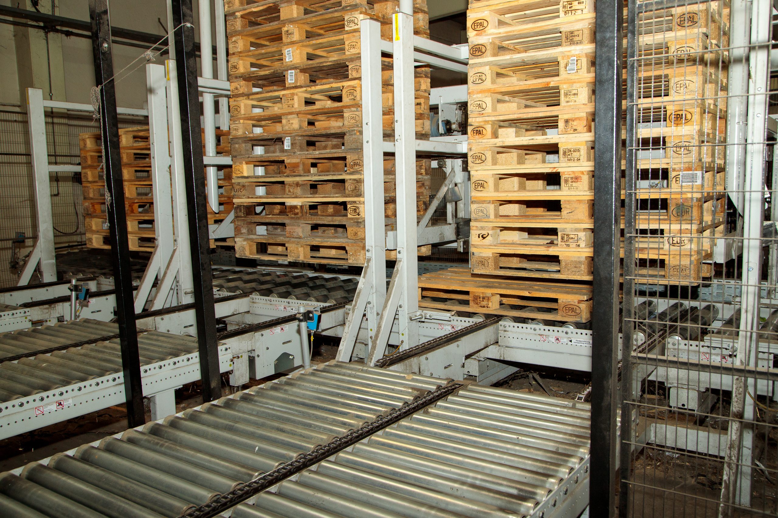 Pallet sorting machine at Brekner